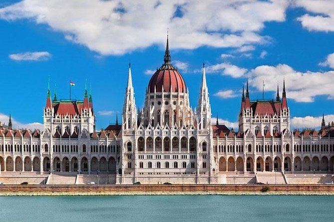 21-Day Extensive European Highlights tour from Frankfurt: Germany, Czech Republic, Slovakia, Hungary, Austria, Switzerland, Italy, France, Netherlands, Belgium and Luxembourg - Prague to Vienna: castles, Danube views, and imperial style