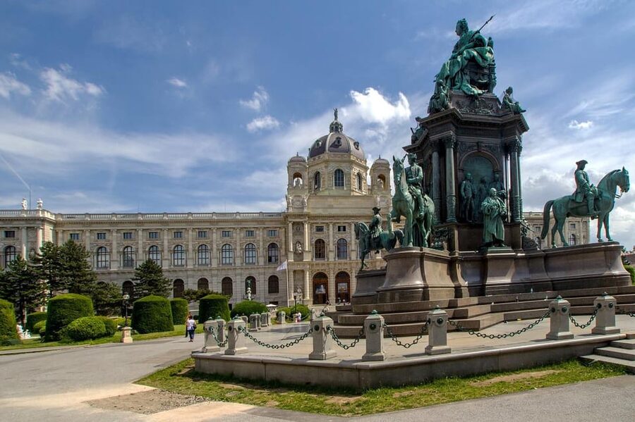 3 hour private tour in Vienna by private car - Following the Ringstrasse past imperial Vienna