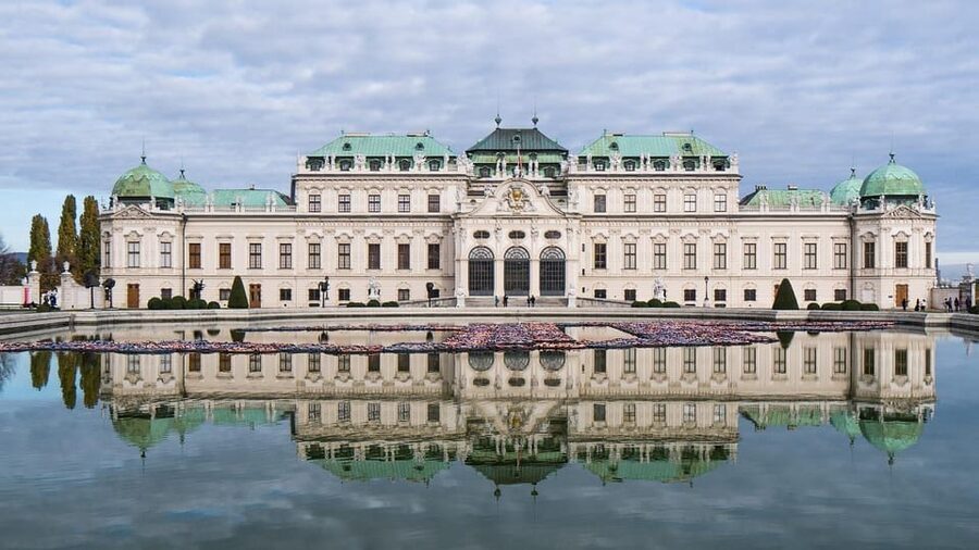 3 hour private tour in Vienna by private car - Short stops at Hundertwasserhaus and Belvedere