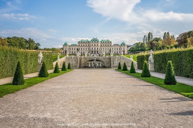 Christmas at Belvedere: 3hr Private Tour of Upper Palace & Market - A 50-minute route through the Christmas market
