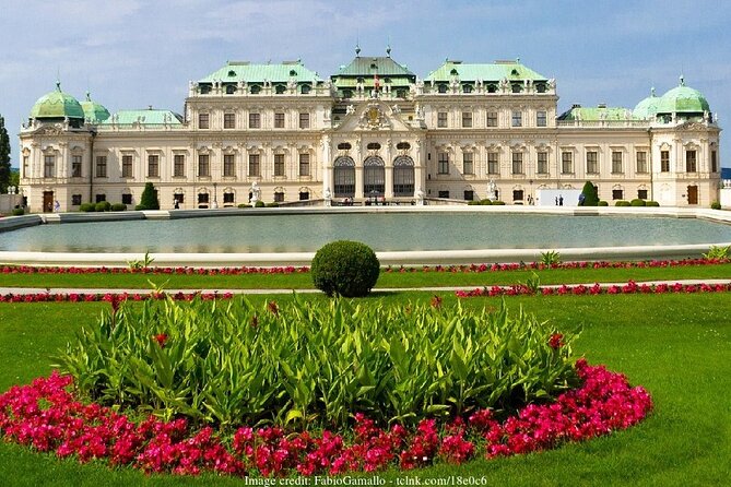 Christmas at Belvedere: 3hr Private Tour of Upper Palace & Market - Who should book this Upper Belvedere tour