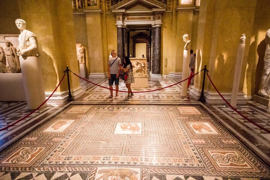 Combo Ticket: Kunsthistorisches Museum & Imperial Treasury - Take a break beneath the Cupola Hall