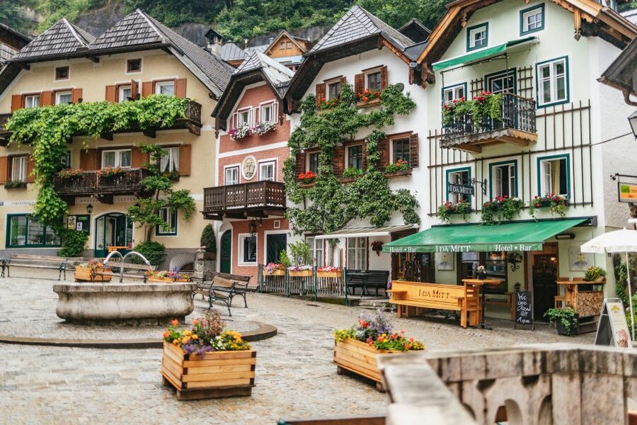 From Salzburg: Half-Day Tour to Hallstatt - Who should book this tour