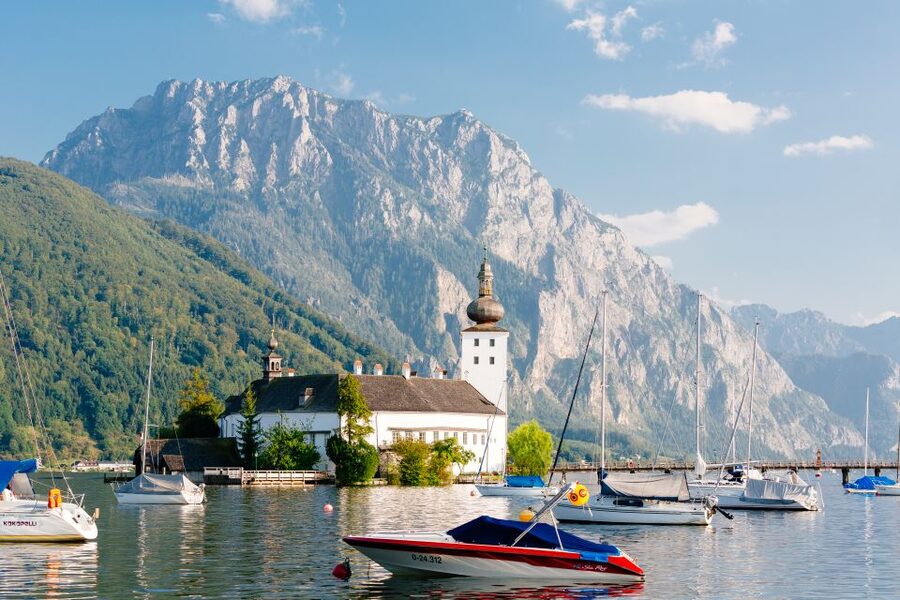From Vienna: Full Day Trip to Hallstatt and Salzkammergut - Arriving in Hallstatt and seeing the village properly