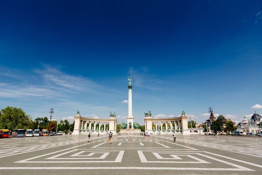 From Vienna: Guided Day Trip to Budapest - A short walk and a closer look