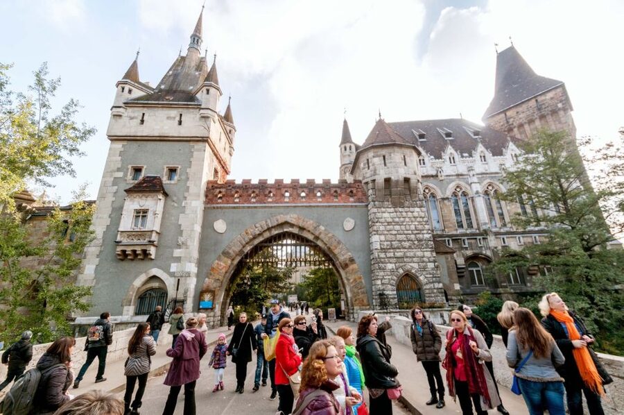 From Vienna: Guided Day Trip to Budapest - What the coach and guides add