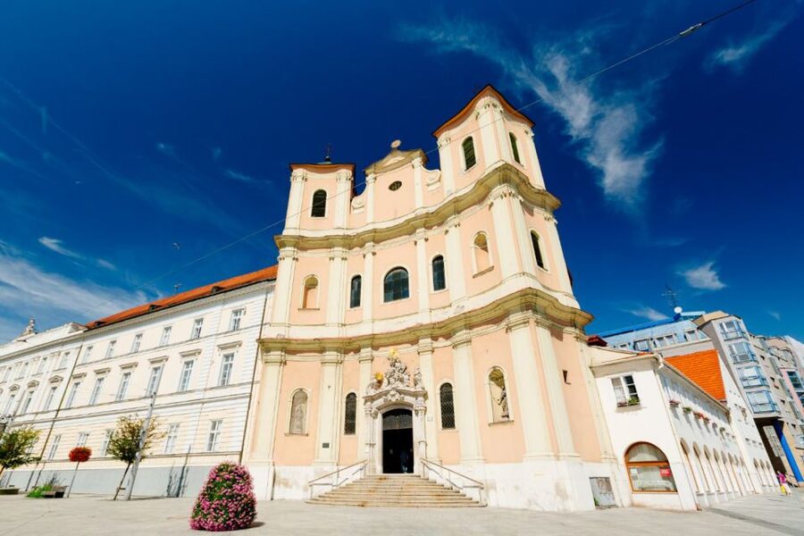 From Vienna: Guided Tour to Bratislava with Speed Boat Ride - Should You Book It?