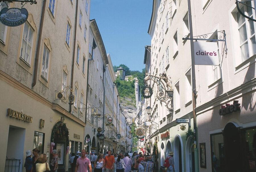 From Vienna: Salzburg and Alpine Lakes Full-Day Trip - Transport, pickup, and meeting details