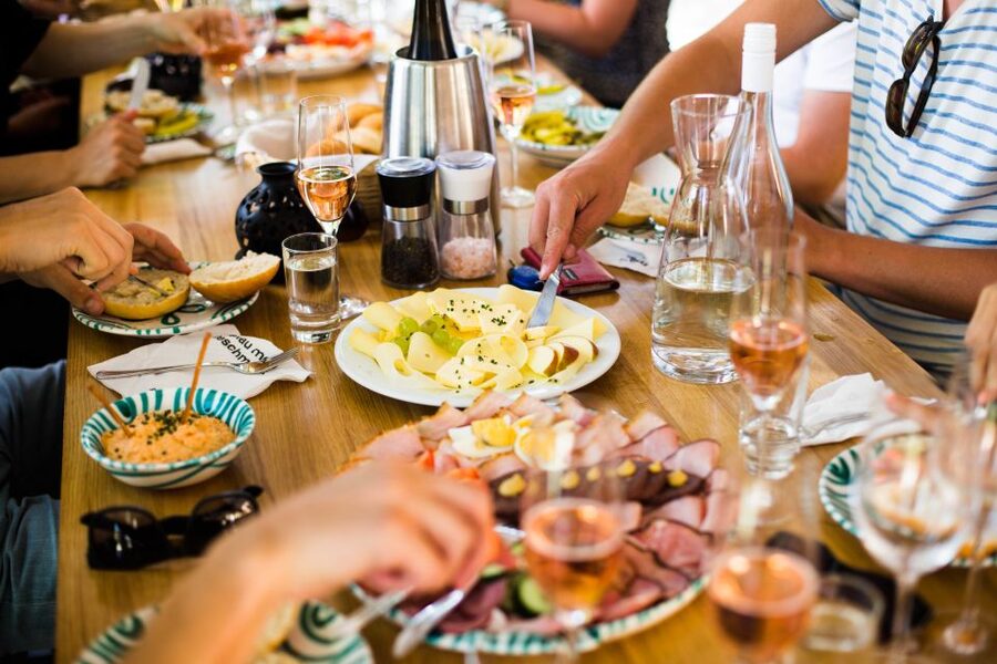 From Vienna: Wachau Valley Day Tour with Wine Tasting - Lunch in Weißenkirchen and the pleasures of a heuriger