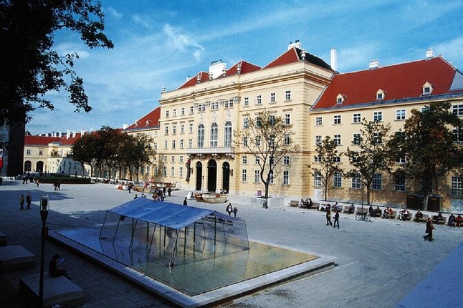 Fun & mobile scavenger hunt through Vienna - Kunsthistorisches Museum and Maria Theresien Square