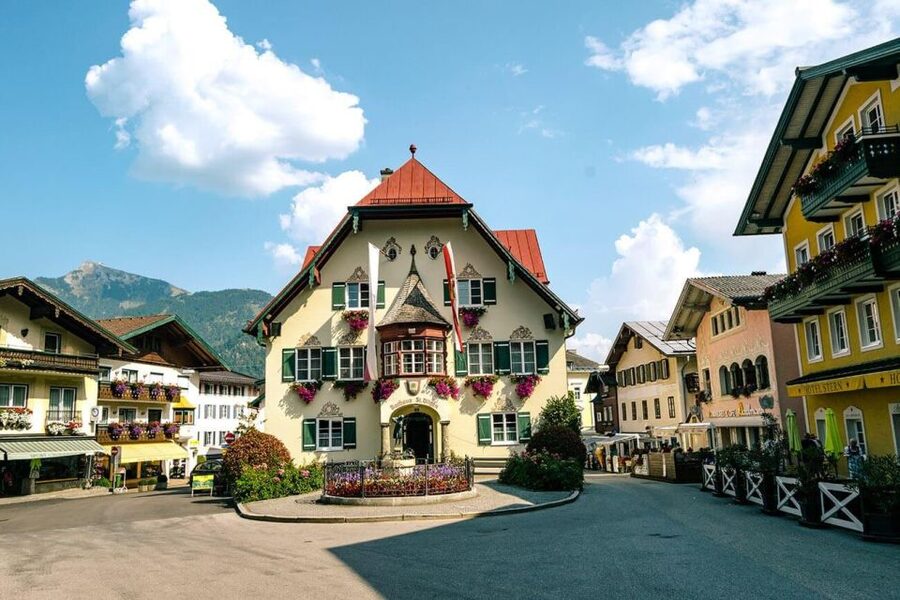 Hallstatt Highlight tour with St. Gilgen Tour from Salzburg - A private van and a guide who adapts