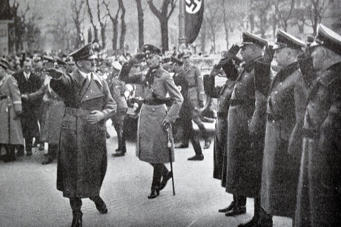 Historical Hitler Walking Tour of Vienna - The war memorial at Albertinaplatz