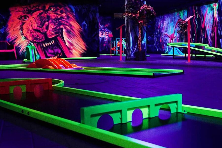 Innsbruck: 3D Mini Golf with Dazzling Light Effects - The 18-hole course under UV light
