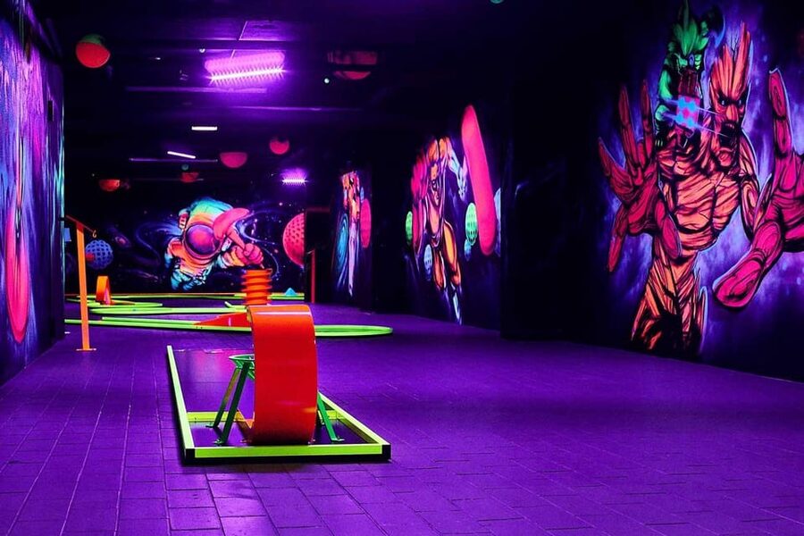 Innsbruck: 3D Mini Golf with Dazzling Light Effects - What your 75 minutes look like