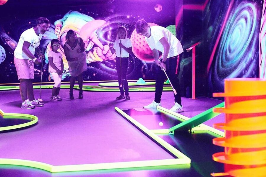 Innsbruck: 3D Mini Golf with Dazzling Light Effects - Why the indoor setting matters in Innsbruck