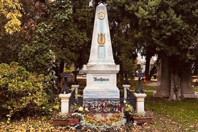 Mobile puzzle rally tour at the Vienna Central Cemetery - Stories about death, custom, and belief