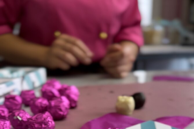 Mozart Kugel Workshop in Chocolate Museum Vienna "BO-YO" - Making Mozartkugel from the center outward