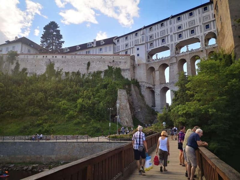 Prague: Transfer to Vienna via fabulous Cesky Krumlov - Leaving Prague with your luggage
