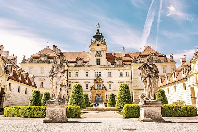 Prague-Vienna One-Way Sightseeing Day Tour - What is and is not included