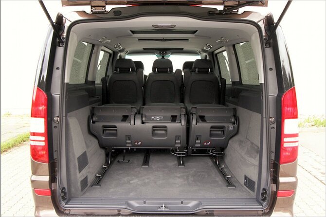 Private airport transfer in Vienna for up to 8 people in minibus - A calm first ride into Vienna
