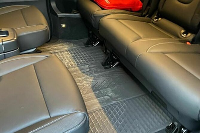 Private airport transfer in Vienna for up to 8 people in minibus - Booking details worth getting right