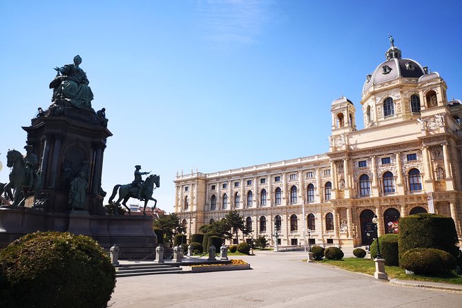 Private tour of historical Vienna with Jan - Heldenplatz and Maria Theresien Square
