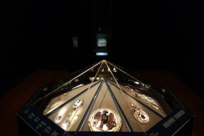 Private Tour of the Kunsthistorisches Museum: Secrets of Masterpieces | Tickets included - The first few minutes at Maria-Theresien-Platz