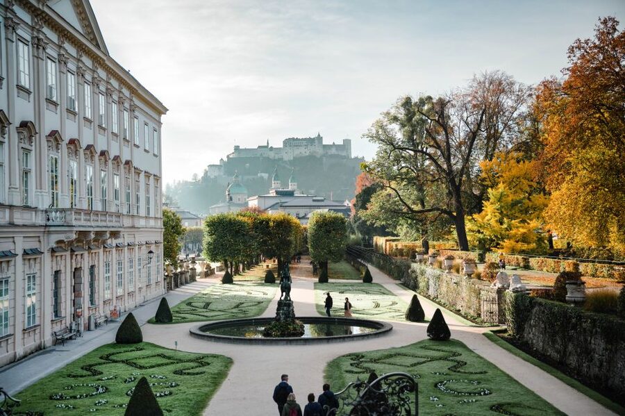 Salzburg: 2-Hour Guided Walking Tour with a Photographer - Crossing into Getreidegasse and Mozart’s birthplace