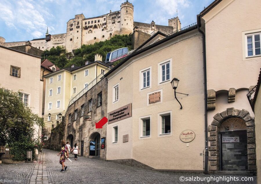 Salzburg: Christmas/Advent Concert & Dinner - Arriving at Festung Hohensalzburg after dark