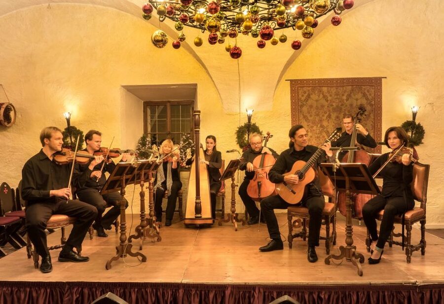 Salzburg: Christmas/Advent Concert & Dinner - Dinner above Salzburg’s rooftops