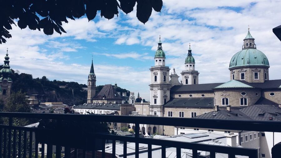 Salzburg: Express Walk with a Local in 60 minutes - Starting at Café Mozart