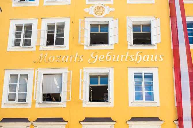 Salzburg Highlight Tour with Fortress Hohensalzburg - Residenzplatz changes the scale
