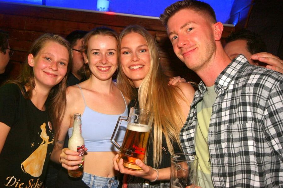 Salzburg: Pubcrawl Tour through best Bars and Clubs in Town - Stop one: a local bar sets the tone