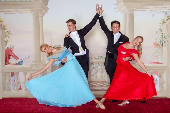 Skip the Line: Austrian Dinner Show Ticket in Vienna - Finding the Rathauskeller at 8:00 p.m.