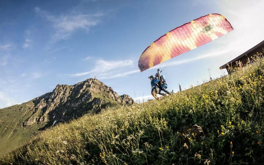 St Johann in Tirol: Tandem Paragliding - Preparing for a first tandem flight