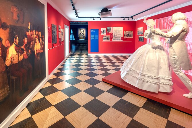 Strauss Exhibition incl. LED Concert Show / Coffee + Strauss Cake - Who will enjoy this experience most
