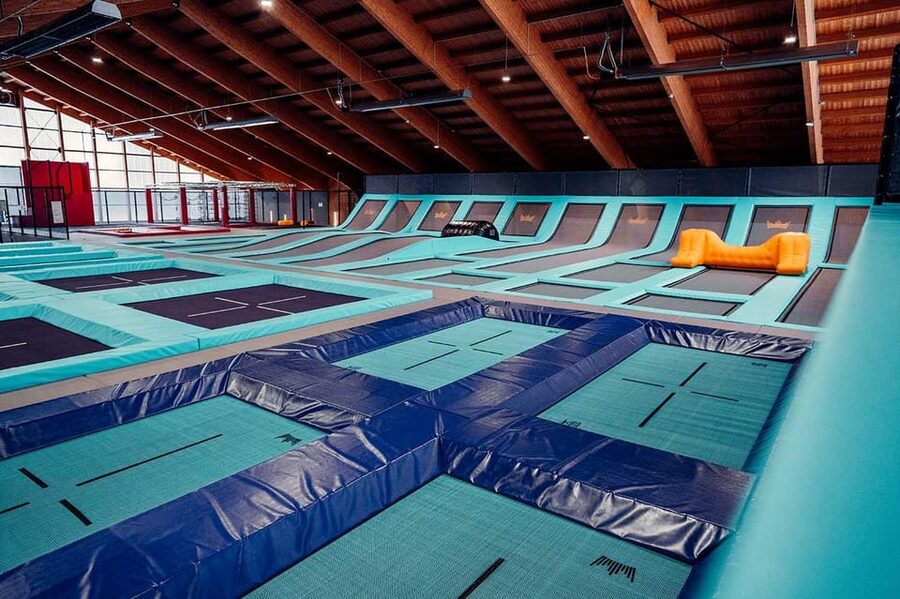 Tirol: Zahmer Kaiser Trampolinpark - The bistro gives non-jumpers a useful base