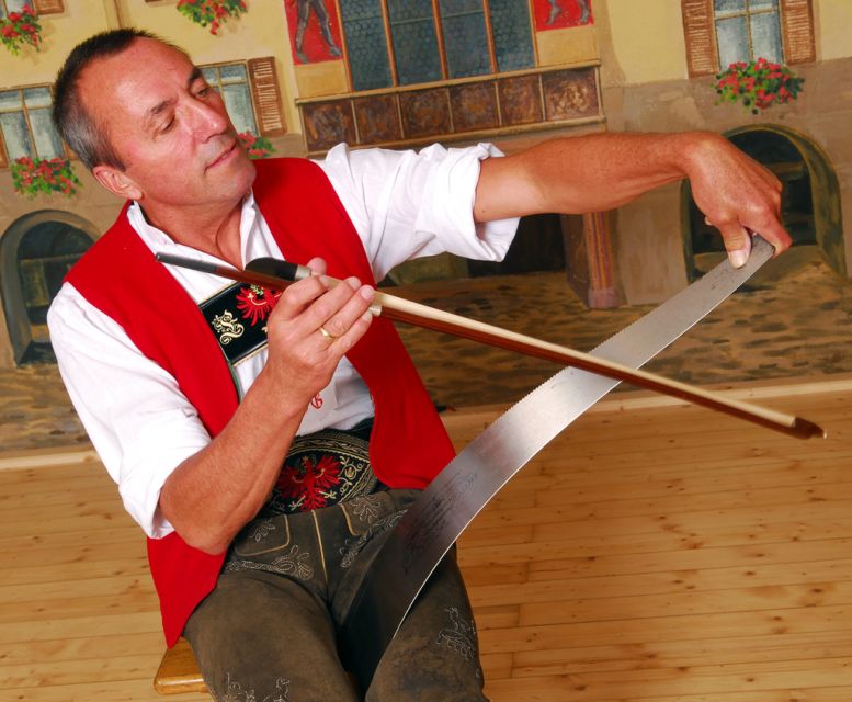 Tyrolean Evenings Family Gundolf in Innsbruck - How authentic is a staged folk evening?