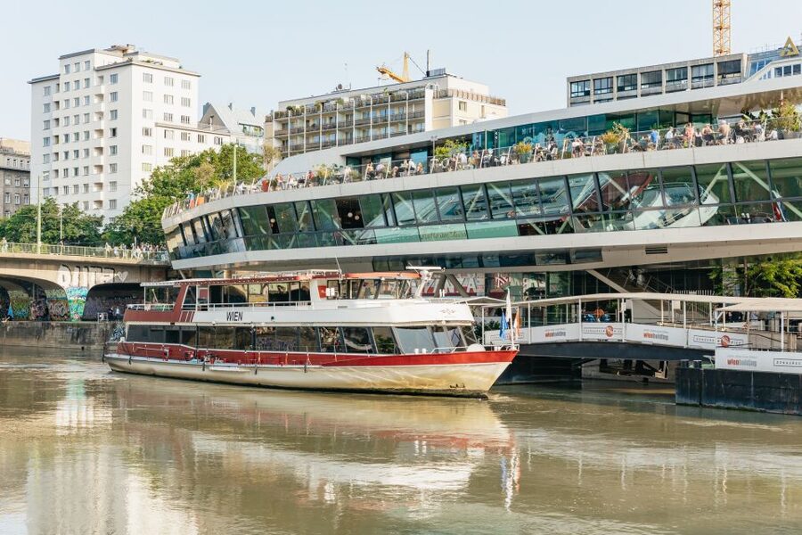 Vienna: 3-Course Evening Dinner Cruise - A dinner cruise rather than a floating city tour