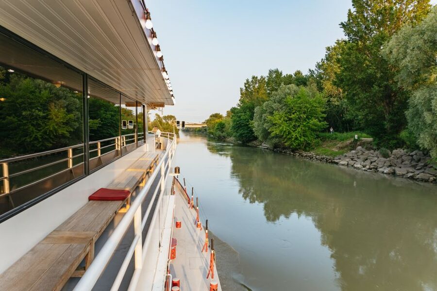 Vienna: 3-Course Evening Dinner Cruise - Boarding, the aperitif, and your reserved table