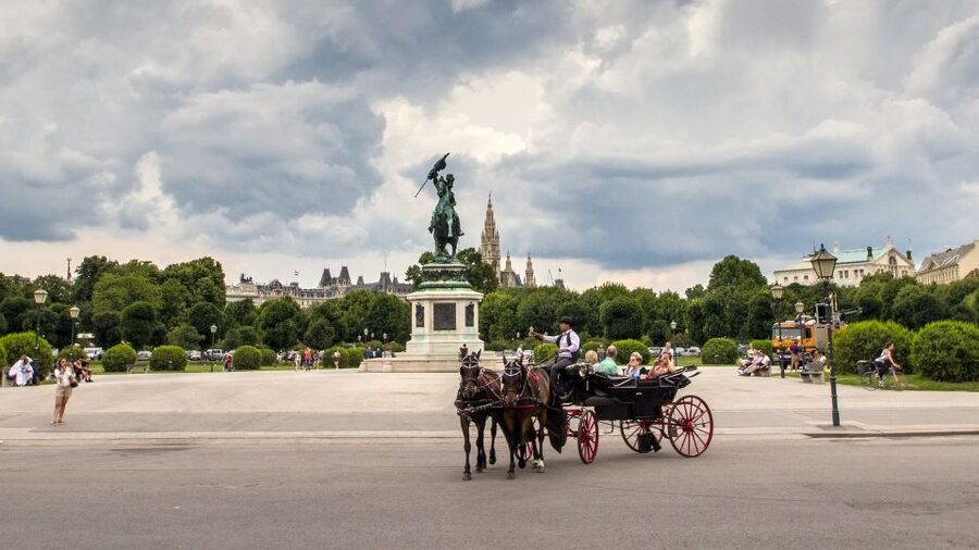 Vienna: 30-Minute Fiaker Ride in the Old Town - Should you book the Vienna Fiaker ride?