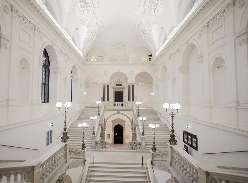 VIENNA AT NIGHT: Photo Tour of the Most Beautiful Buildings - Following the illuminated buildings and squares