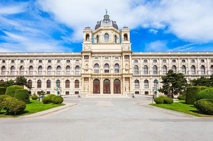 Vienna Audioguide - TravelMate app for your smartphone - Starting with Vienna’s broad picture and local food