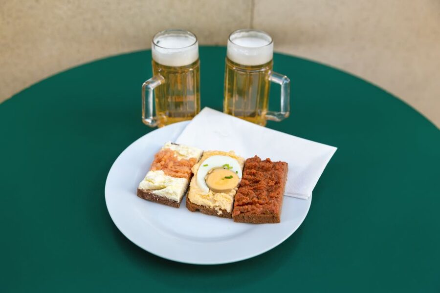 Vienna: Best of Vienna Food Tour - Six small stops that build a picture of Vienna