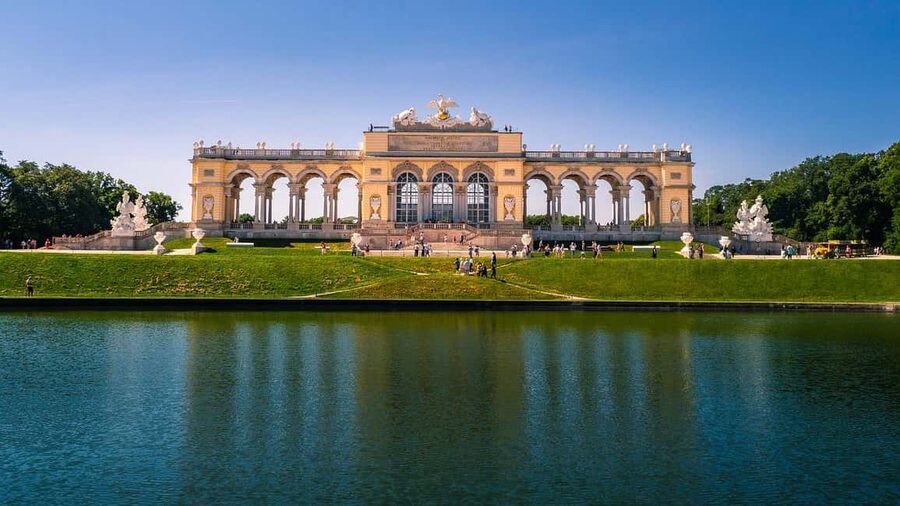 Vienna: Best of Vienna in 2 Hours with a Local - The State Opera, City Hall, and the Ringstrasse