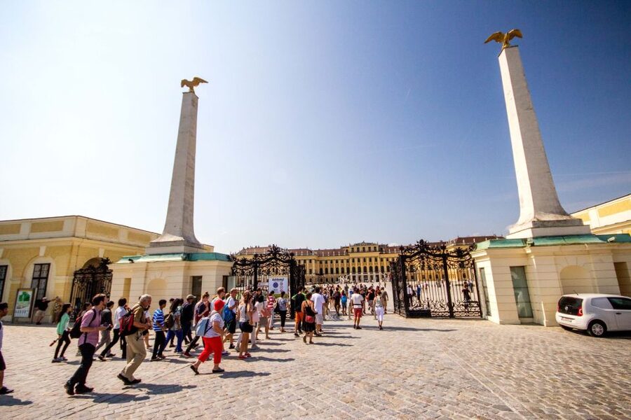 Vienna: Bus & Schönbrunn Palace Skip-the-Line Guided Tour - What you can and cannot do in the gardens