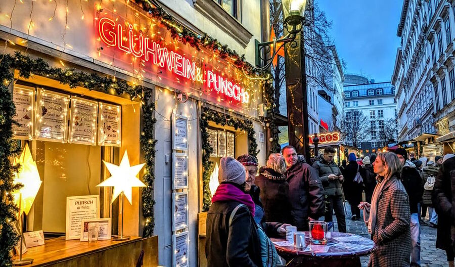 Vienna: Christmas Market Food and Drinks Tour - Riding Vienna’s metro and trams with Gloria