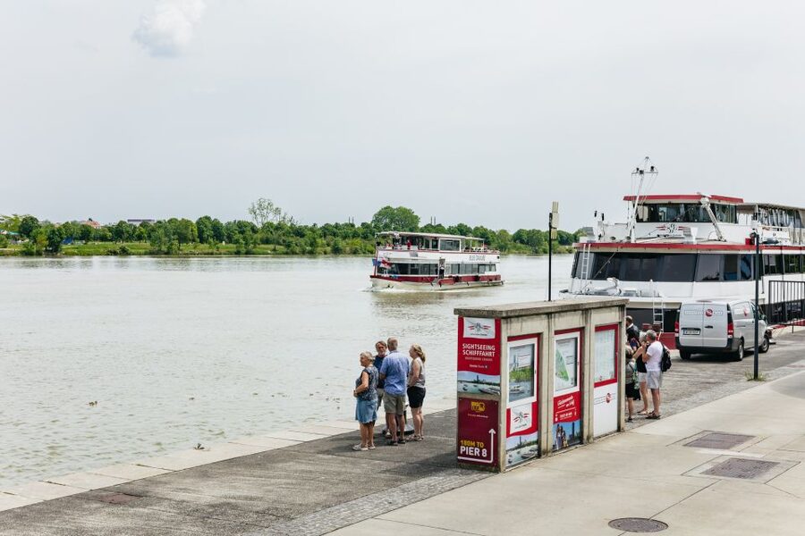 Vienna: City Cruise with Optional Lunch - Ringturm, Roßauer Kaserne, and Zaha Hadid House
