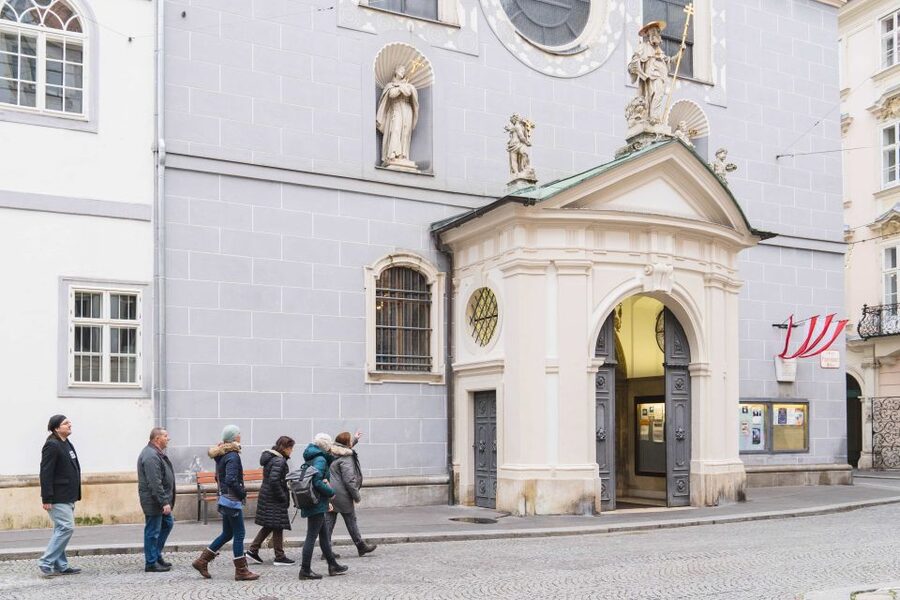 Vienna: Educational Walk Exploring Homelessness - The contrast between grand Vienna and poverty