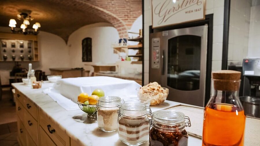 Vienna: Gerstner KuK Hofzuckerbäcker Baking Show & Tasting - The tasting: strudel and a Viennese coffee